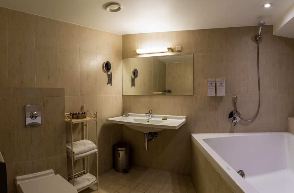 Cru Hotell Tallinnas. Deluxe tuba - tuba #3 vannituba