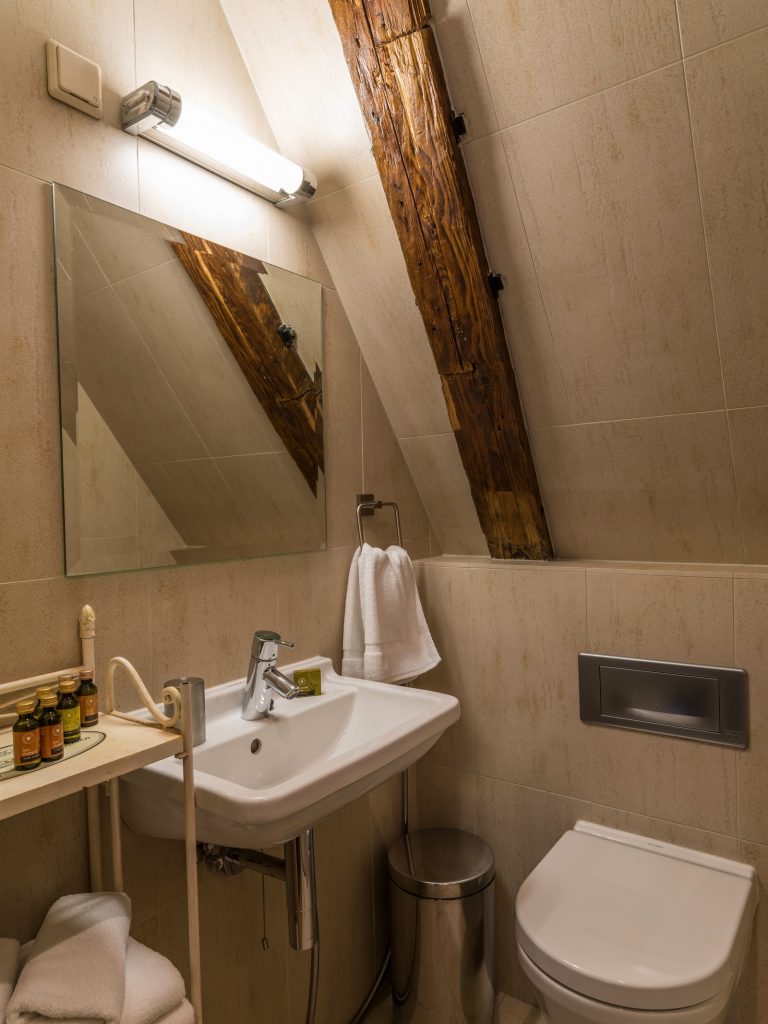 Cru Hotell Tallinnas. Double Deluxe tuba - tuba #15 vannituba