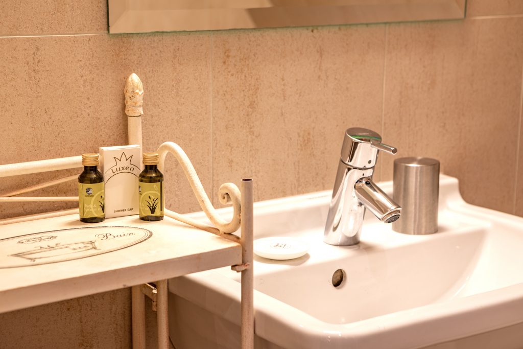 Cru Hotell Tallinnas. Double Deluxe tuba - tuba #15 vannituba