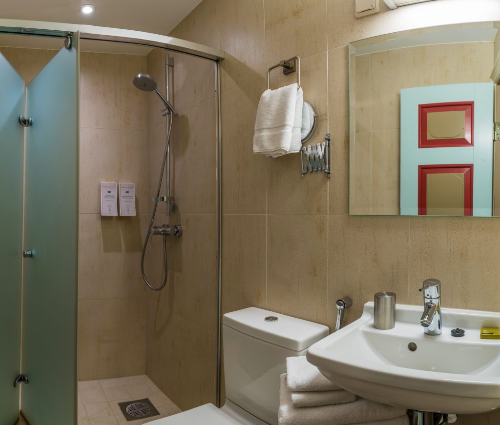 Cru Hotell Tallinnas. Standard kahene tuba - tuba #5 vannituba