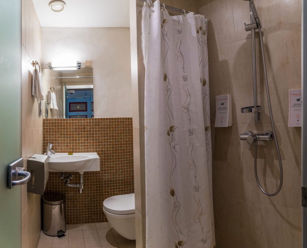 Cru Hotell Tallinnas. Standard kahene tuba - tuba #6 vannituba