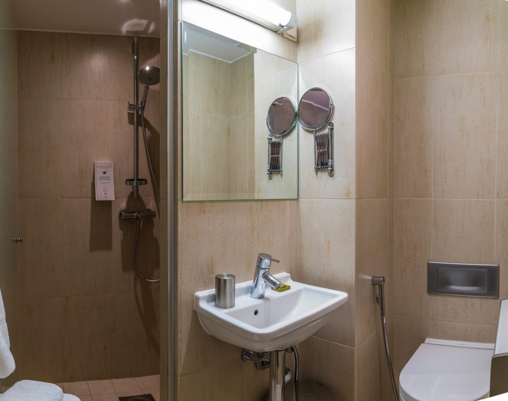 Cru Hotell Tallinnas. Standard kahene tuba - tuba #7 vannituba