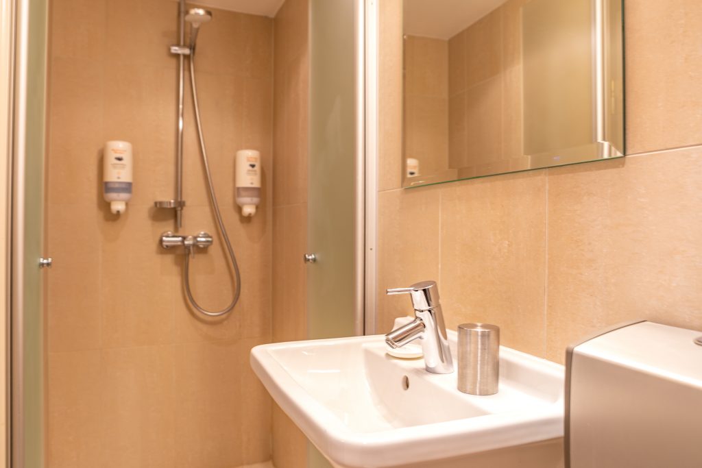 Cru Hotell Tallinnas. Standard ühene tuba - tuba #8 vannituba