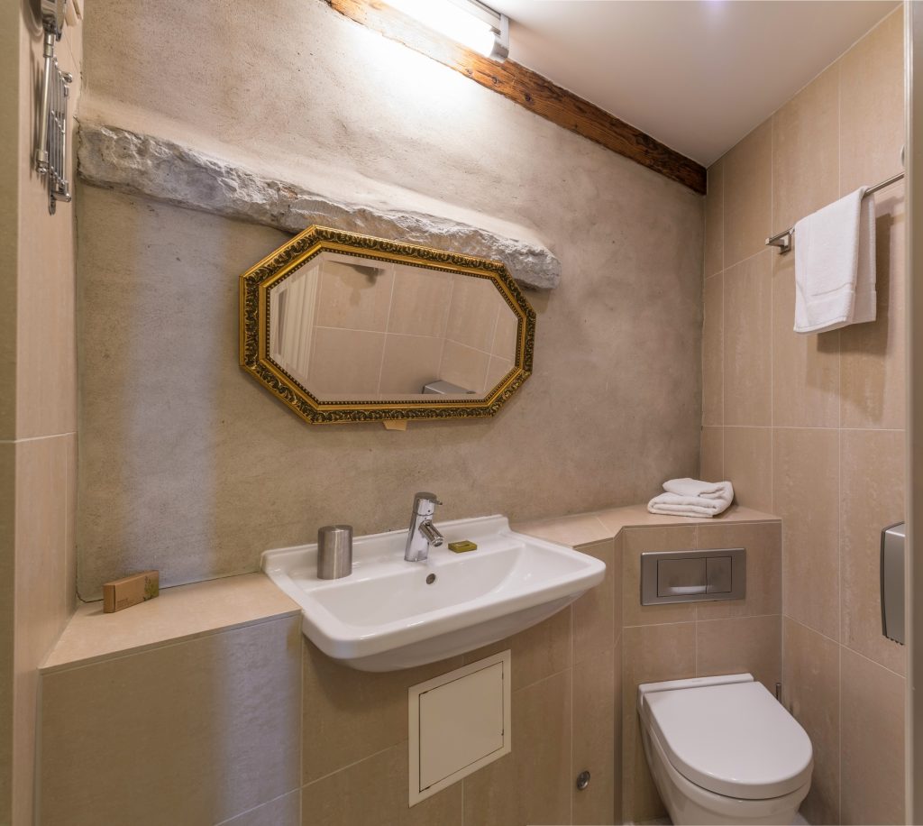 Cru Hotell Tallinnas. Standard ühene tuba - tuba #12 vannituba