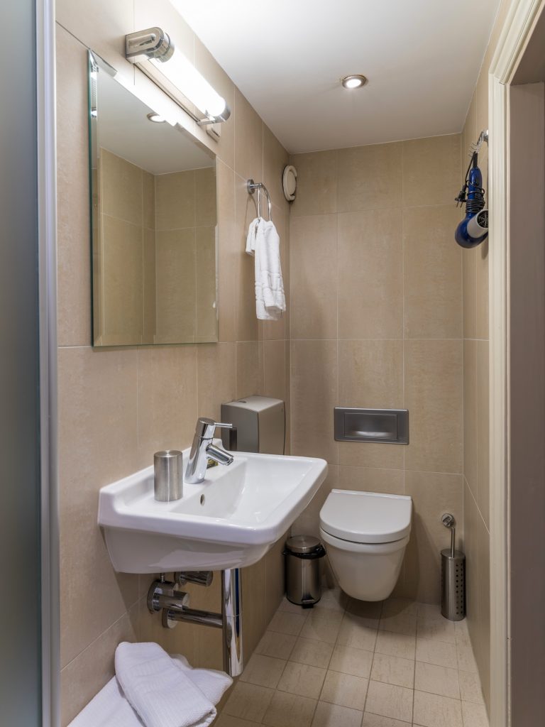 Cru Hotell Tallinnas. Standard ühene tuba - tuba #8 vannituba