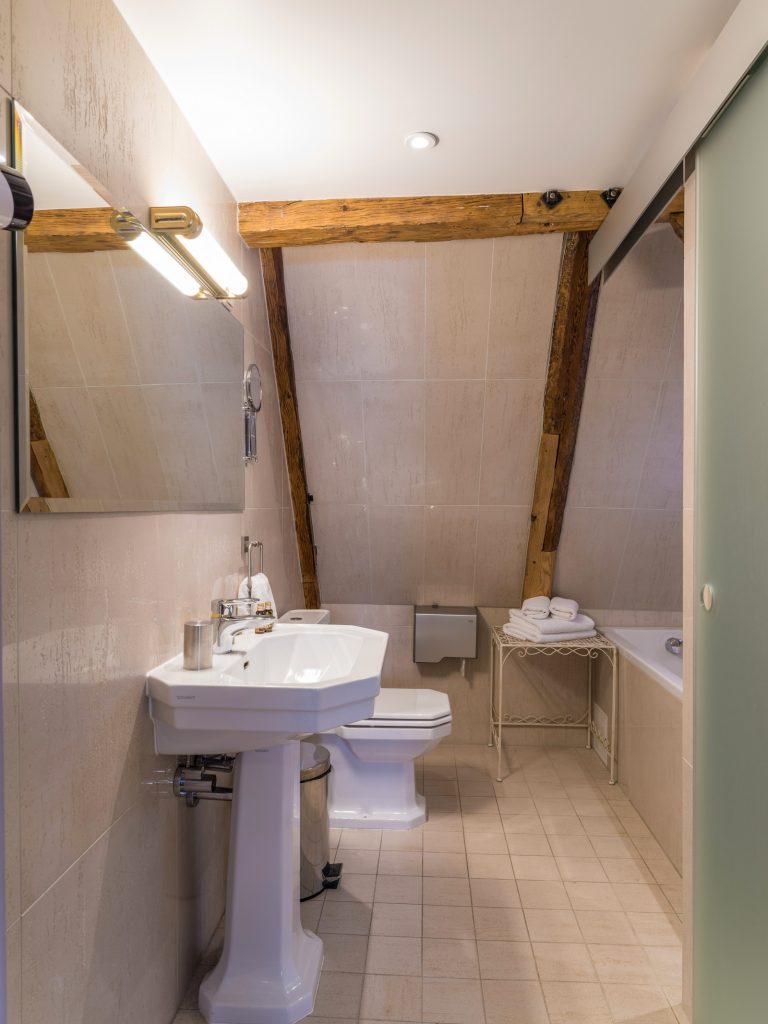 Cru Hotell Tallinnas. Sviit - tuba #16 vannituba